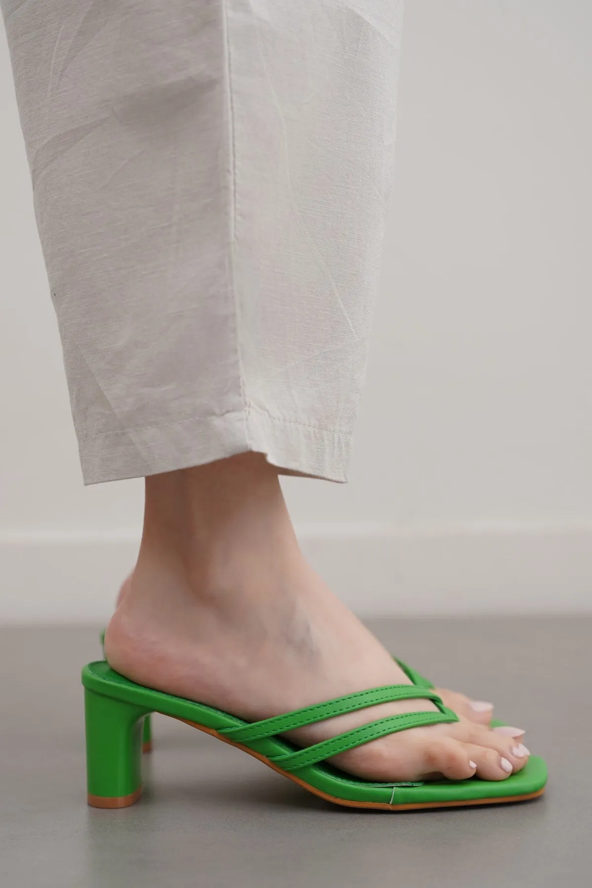EDITORIAL BLOCK HEEL