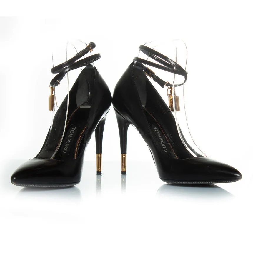 Padlock leather pumps in black